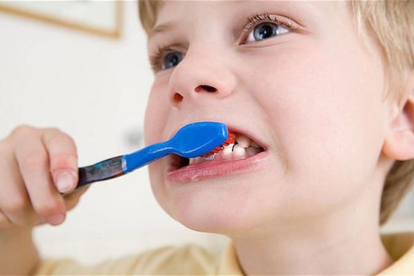 Làm bề mặt răng và nướu răng bị tổn thương